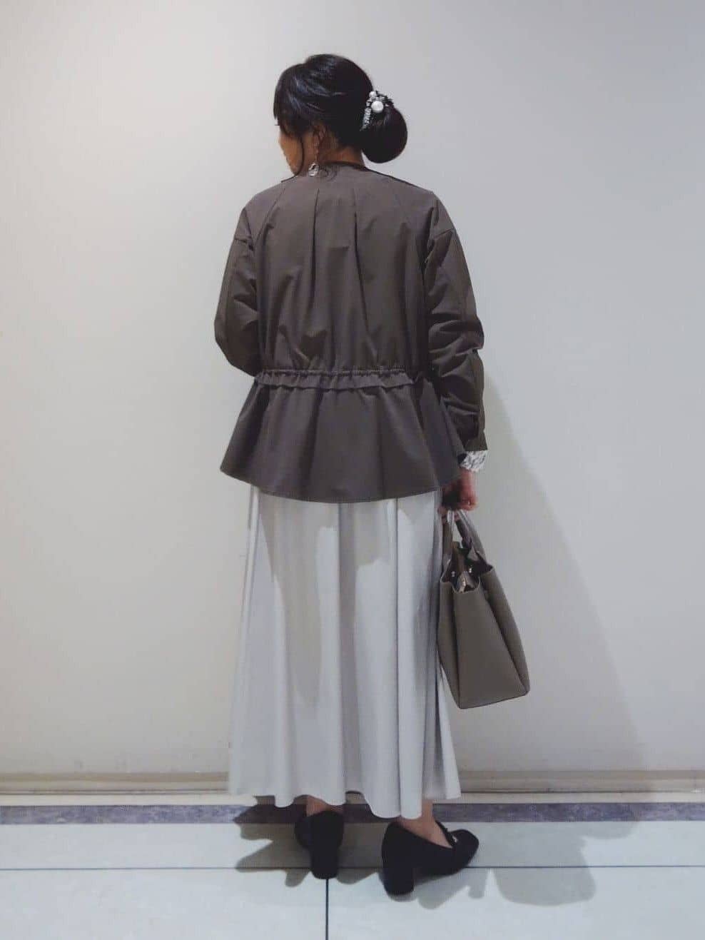 TOMOMIさんの「INDIVI｜レザー調ギャザースカート」を使ったコーディネート