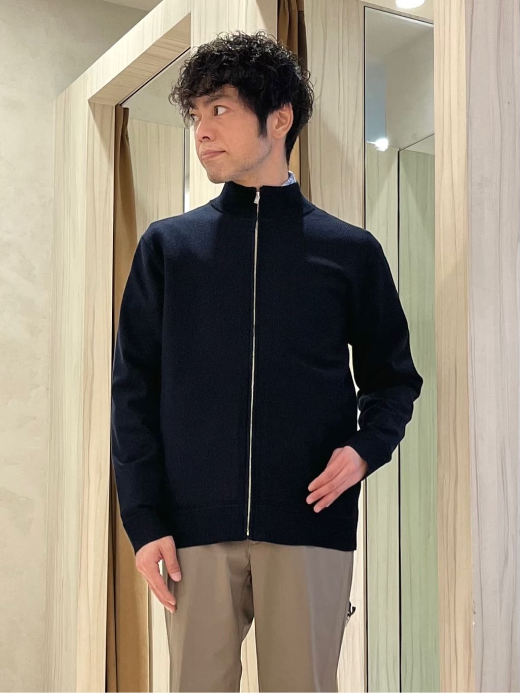 URAさんの「TAKEO KIKUCHI｜ジップアップ 鹿の子 ニット」を使ったコーディネート