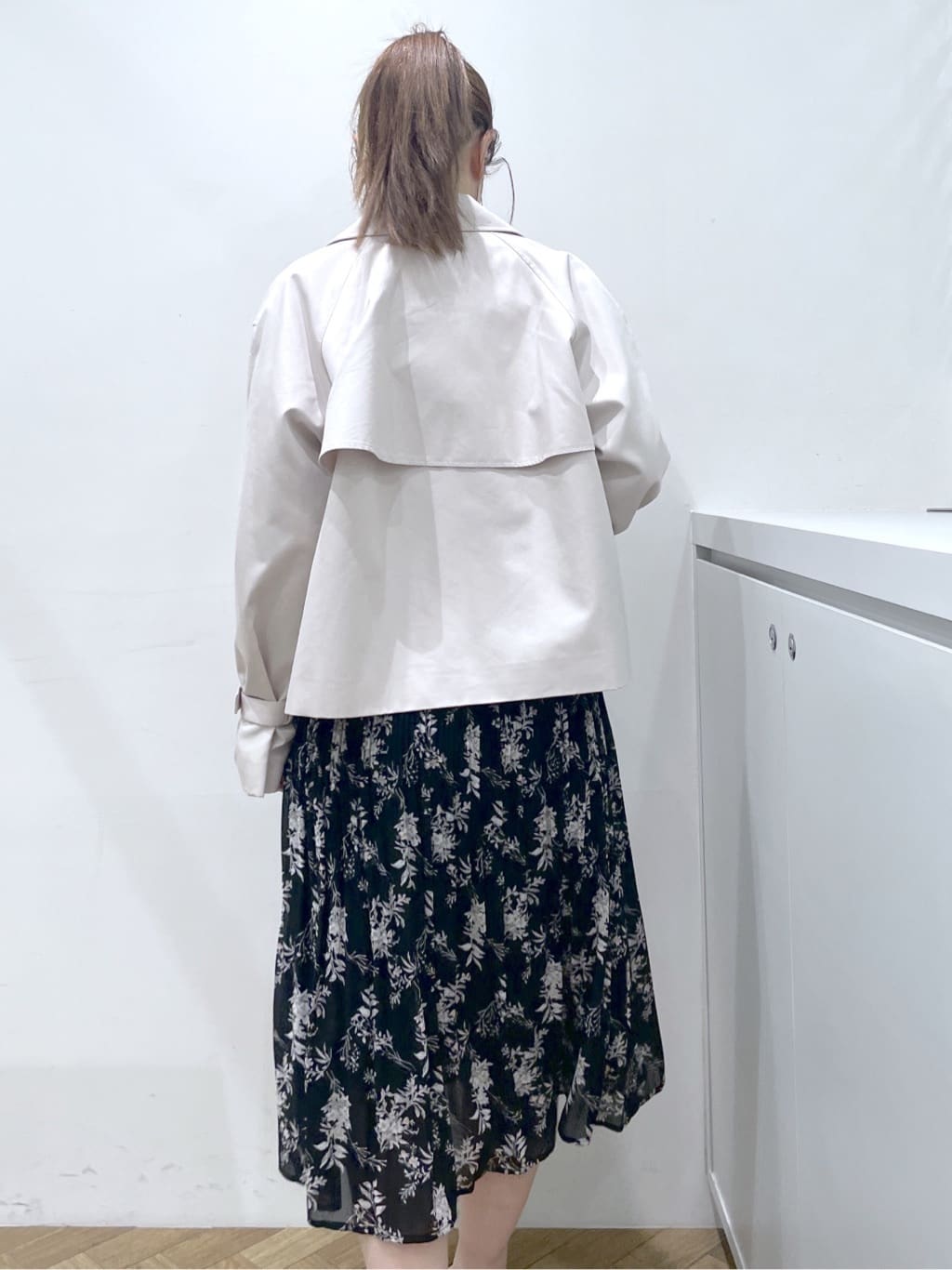 Junさんの「index｜キャンディスリーブショートトレンチコート【洗濯機OK／撥水／防花粉】《5col》」を使ったコーディネート