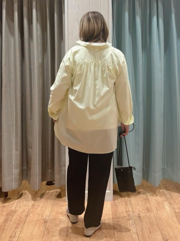 HANAさんの「SHOO･LA･RUE｜【体型カバー】バックギャザーで魅せる オーバーサイズシャツ」を使ったコーディネート