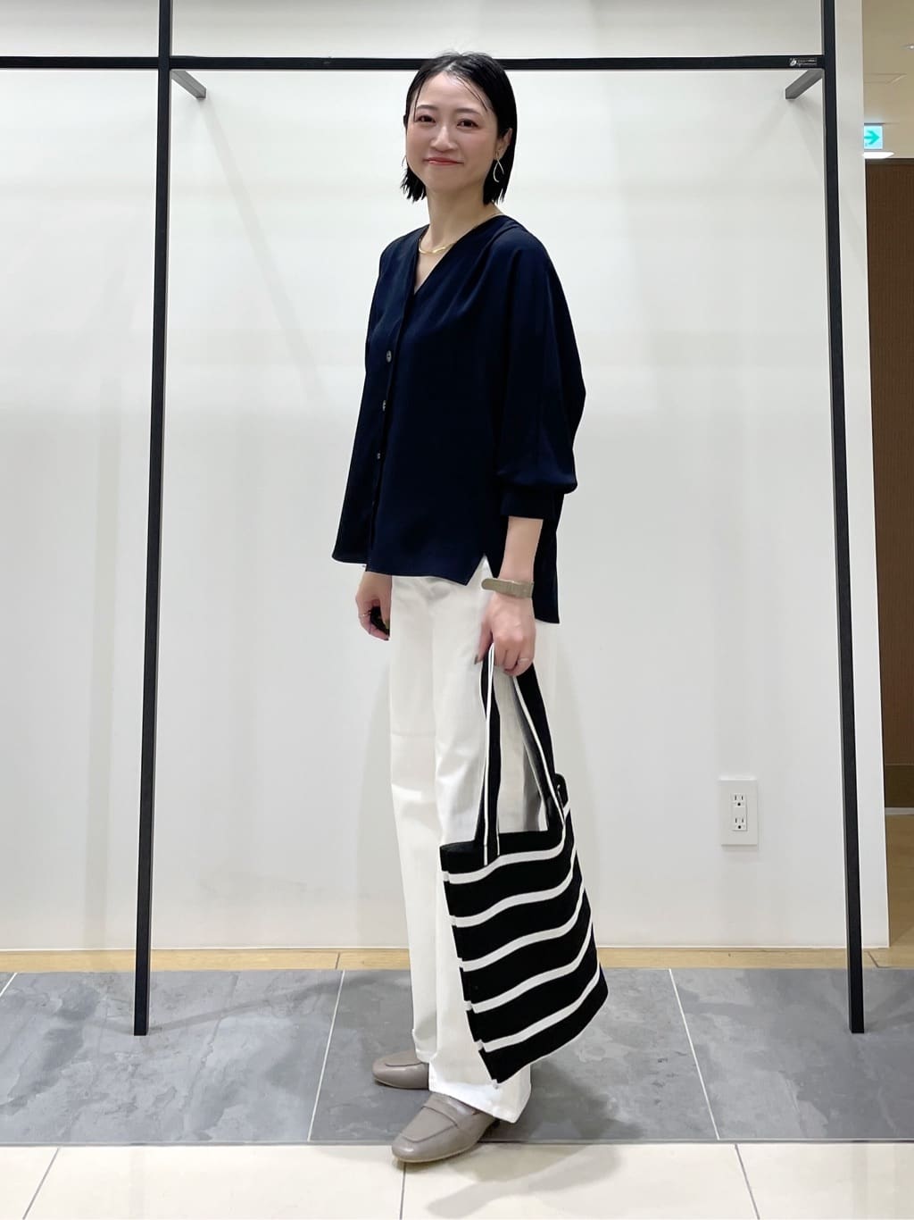 shihoさんの「INDIVI｜【洗える／UVケア／マットサテン】Vネックドルマンスリーブブラウス」を使ったコーディネート