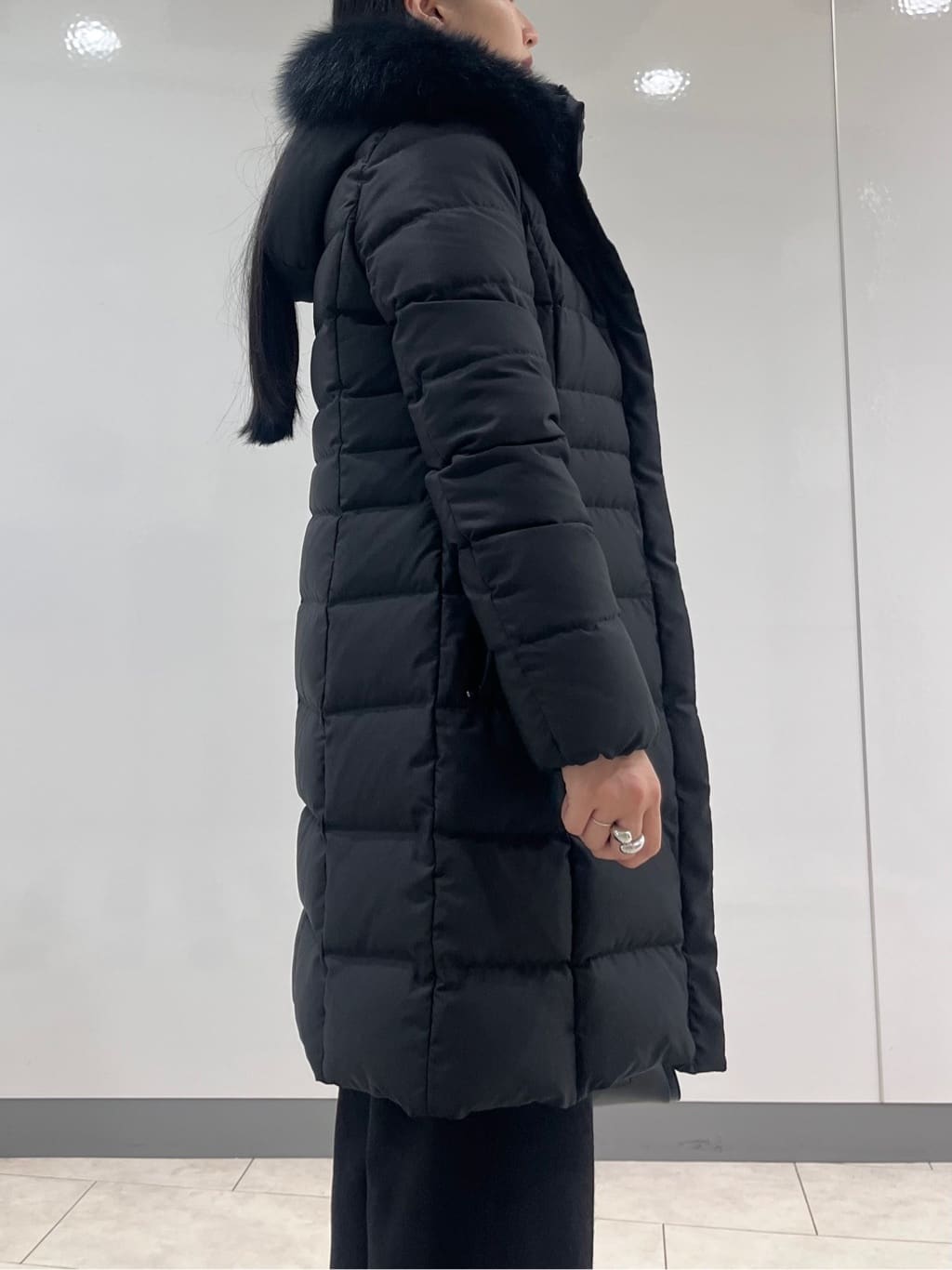 hasuさんの「INDIVI｜【名品／撥水／抗菌防臭】ロング丈リサイクルダウンコート」を使ったコーディネート