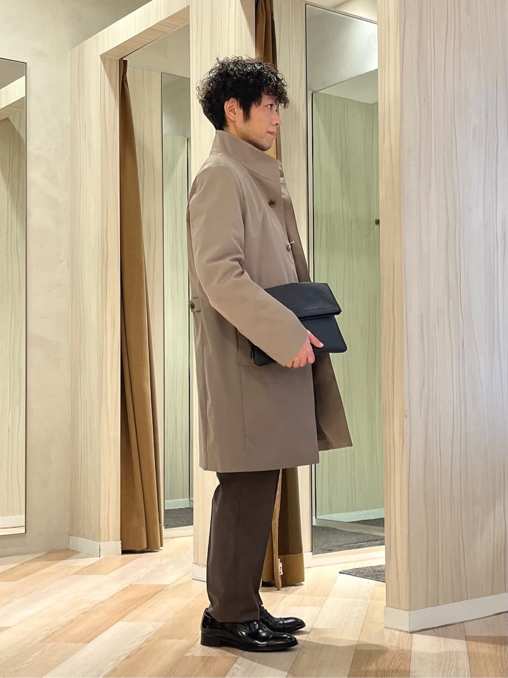URAさんの「TAKEO KIKUCHI｜撥水ツイル スタンドカラー コート」を使ったコーディネート