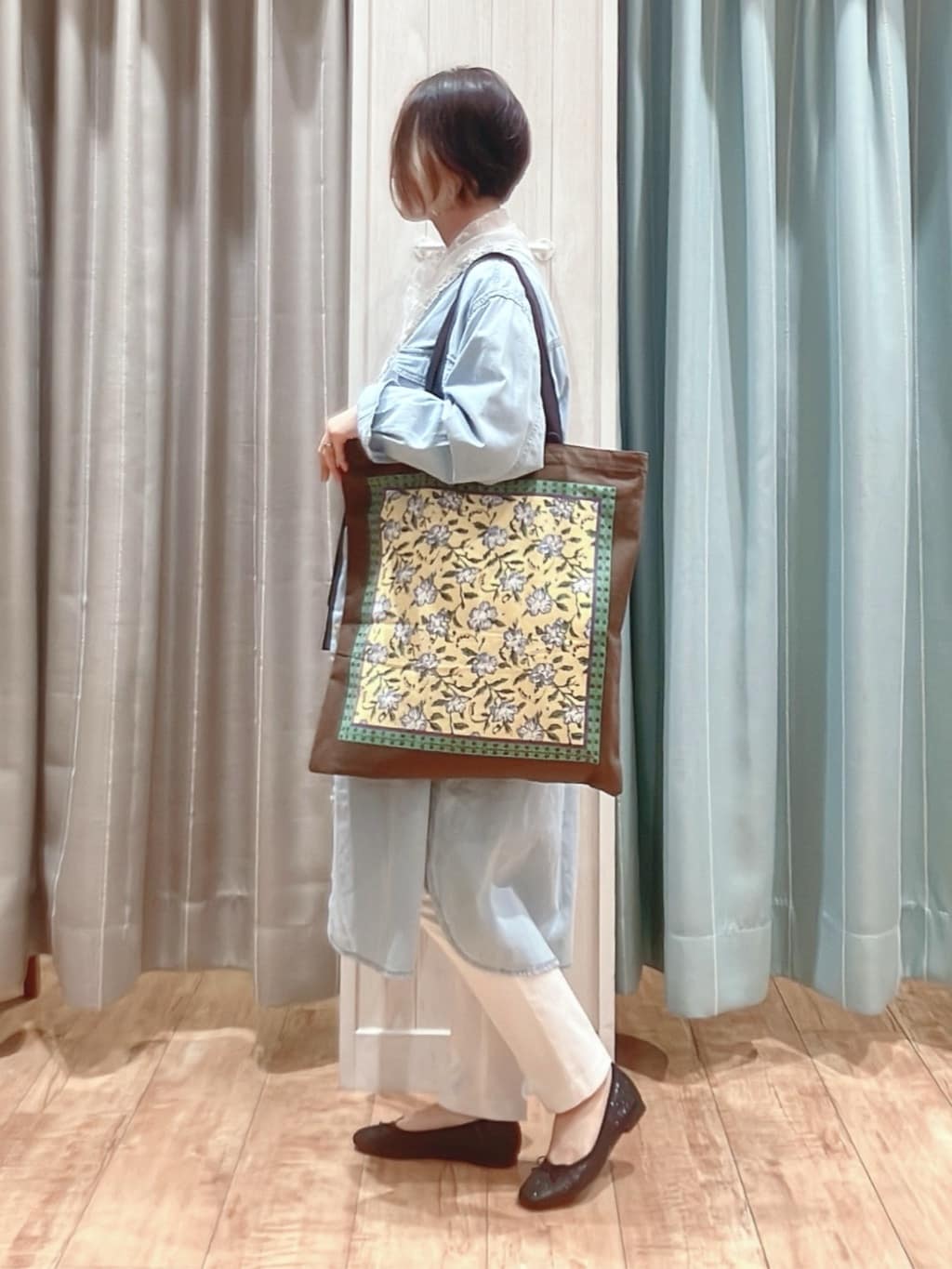 aaamiさんの「SHOO･LA･RUE｜【洗濯機可】インせずすっきり見え　優しい雰囲気のVネックトップス」を使ったコーディネート