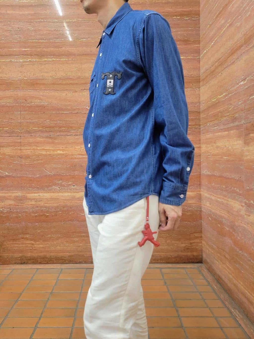 piroyaさんの「TAKEO KIKUCHI｜【BOWLER HAT LABEL】Tエンブレム デニムシャツ」を使ったコーディネート
