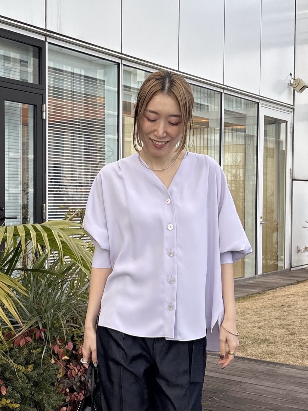 kotakiさんの「INDIVI｜【洗える／UVケア／マットサテン】Vネックドルマンスリーブブラウス」を使ったコーディネート