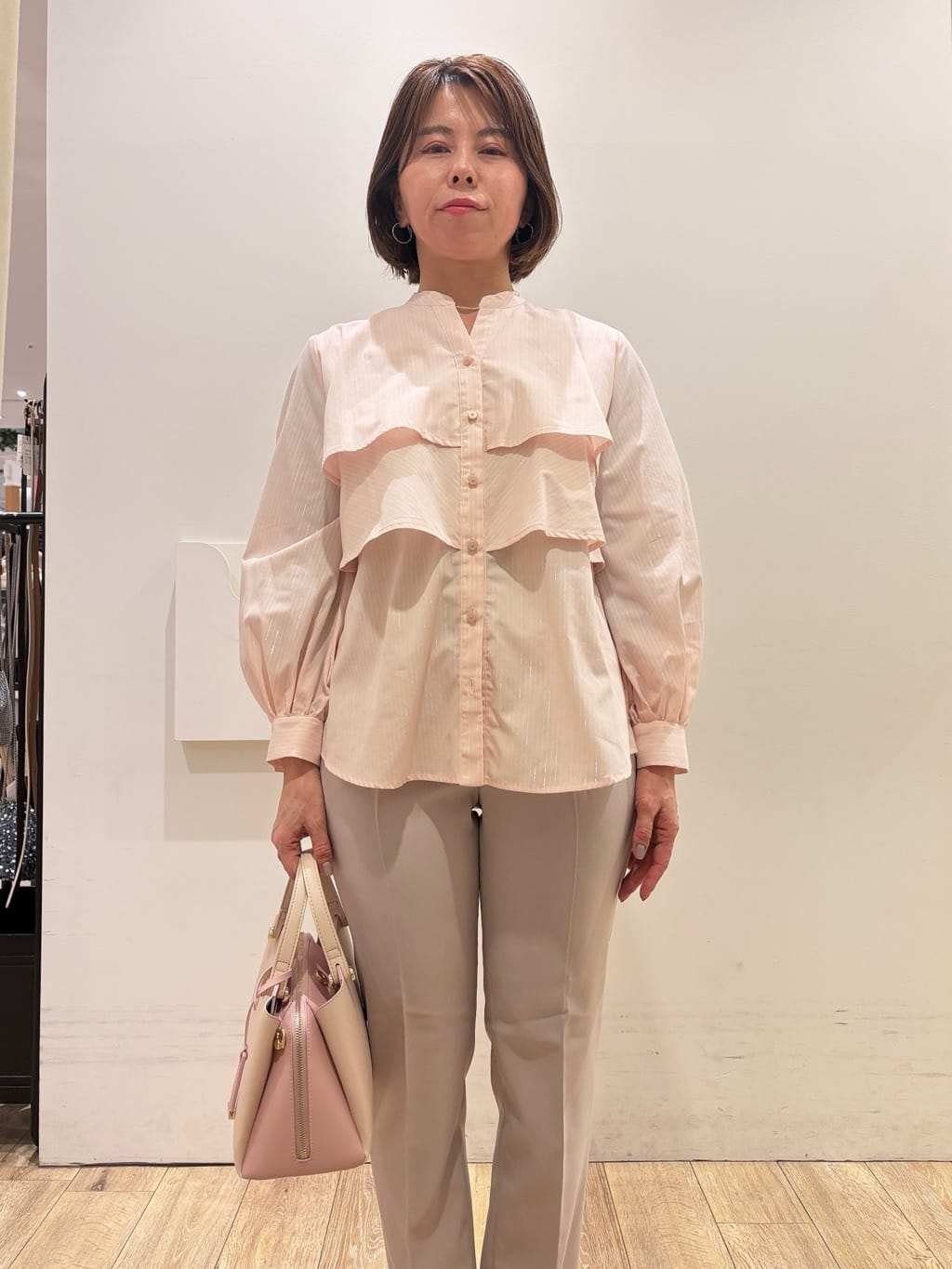 YUKOさんの「index｜フリルキーネックシャツ【洗濯機OK／イージーアイロン／防シワ】《XS～LL／7col》」を使ったコーディネート
