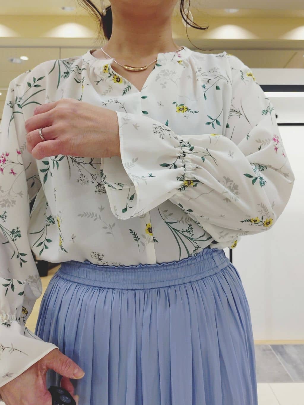 TOMOMIさんの「INDIVI｜【洗える／丈調整可能】ギャザーフレアスカート」を使ったコーディネート
