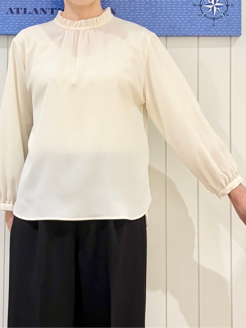 uwatokoさんの「Dessin｜【洗える】フリルネックジョーゼットブラウス」を使ったコーディネート