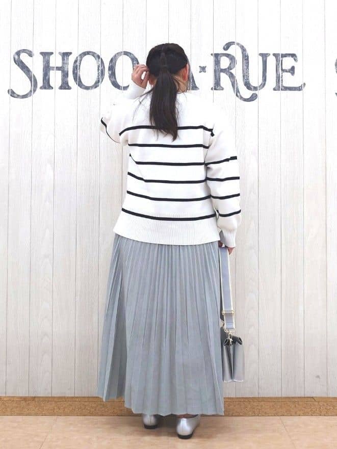 とろろさんの「SHOO･LA･RUE｜【洗濯機可/S-LL】きれいめにもカジュアルにも スエードライク プリーツスカート」を使ったコーディネート