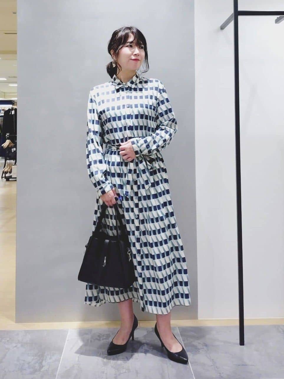 TOMOMIさんの「INDIVI｜【洗える／2WAY】ベルト付き ジオメトリック柄 シャツワンピース」を使ったコーディネート