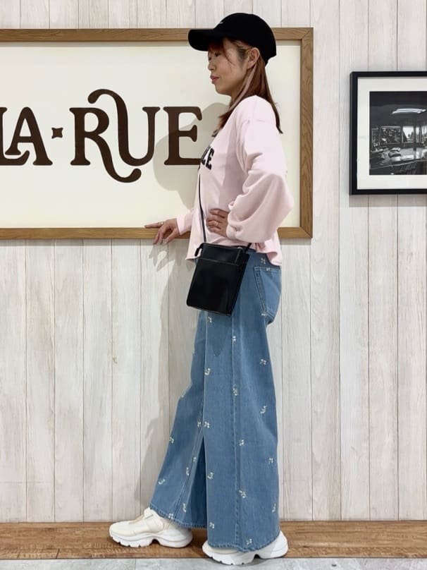 みきぽんさんの「SHOO･LA･RUE｜【洗濯機可/S-LL】コーデの主役になる ロゴアソート 裏毛スウェット」を使ったコーディネート