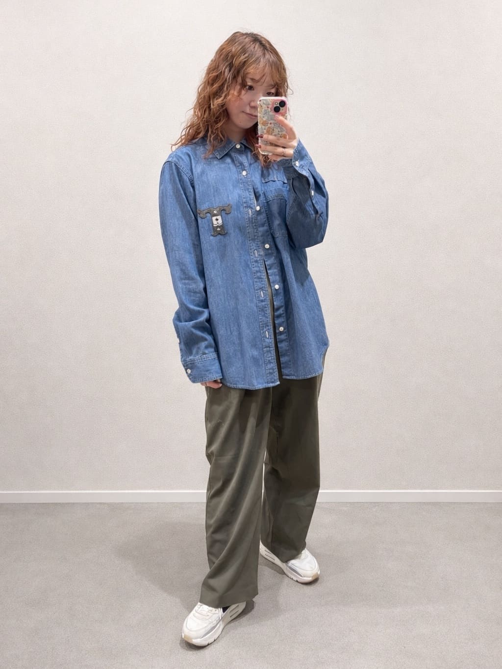 ヒナさんの「TAKEO KIKUCHI｜【BOWLER HAT LABEL】Tエンブレム デニムシャツ」を使ったコーディネート