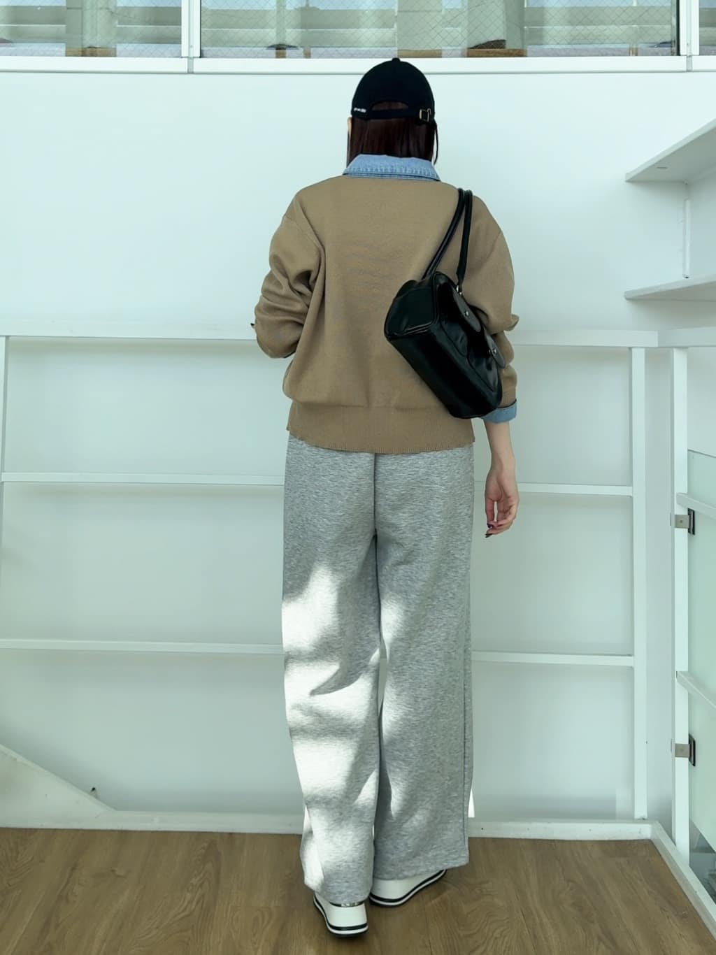 𝐜𝐡𝐢𝐤𝐚さんの「SHOO･LA･RUE｜デニム切替でこなれ顔 金ボタン ニットカーディガン」を使ったコーディネート