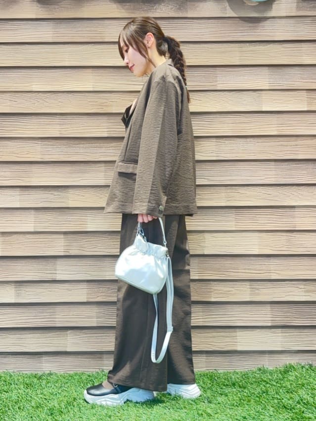 himiさんの「SHOO･LA･RUE｜【UV/抗菌防臭/洗濯機可】小さめロゴの大人スムースロンT」を使ったコーディネート