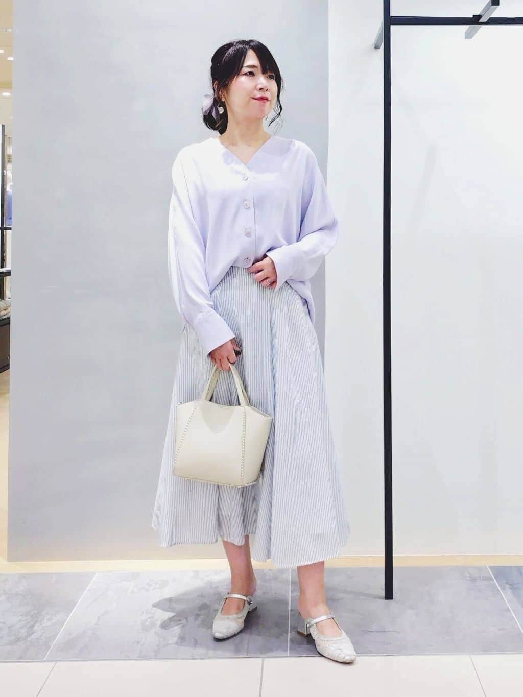 TOMOMIさんの「INDIVI｜【洗える／UVケア／マットサテン】Vネックドルマンスリーブブラウス」を使ったコーディネート