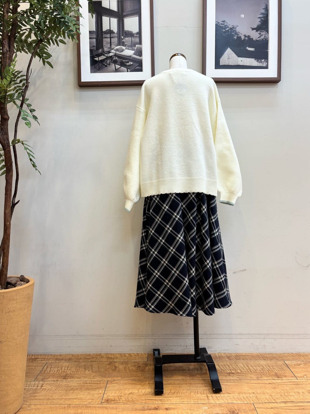 maiさんの「SHOO･LA･RUE｜【洗濯機可/S-LL】裾スカラップが差がつく コード刺繍ロゴニット」を使ったコーディネート