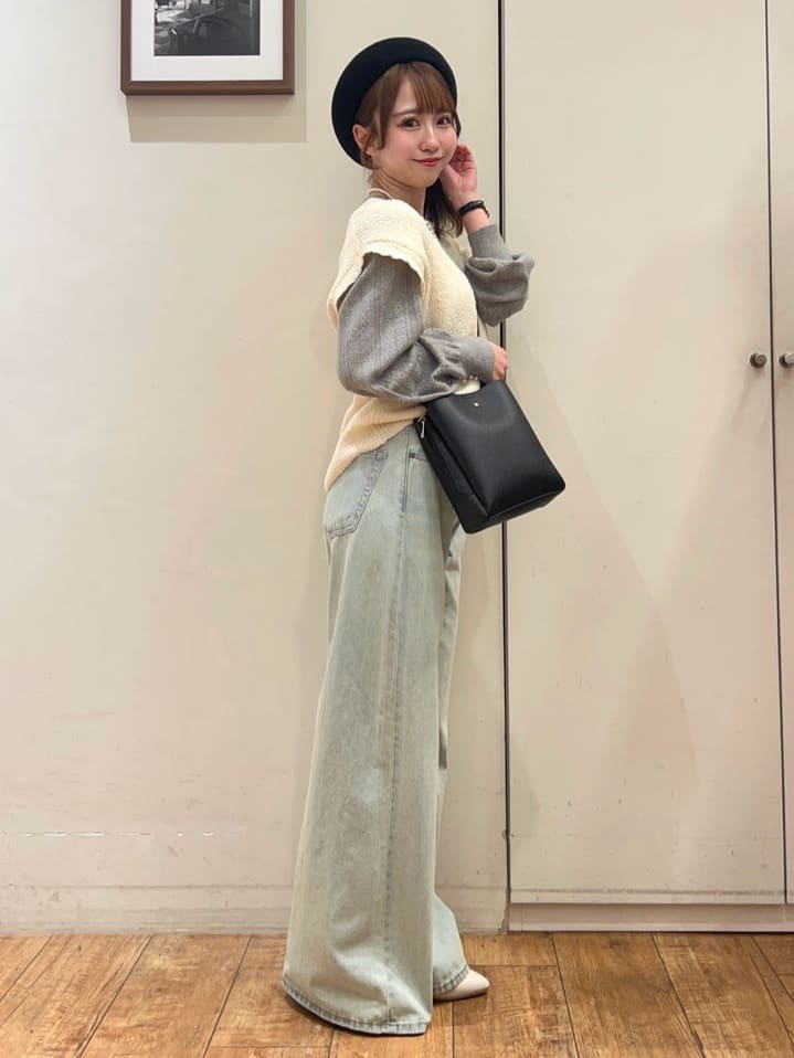 AIRIさんの「SHOO･LA･RUE｜【S-LL/洗濯機可】気軽にレイヤード 前開きざっくりニットベスト」を使ったコーディネート