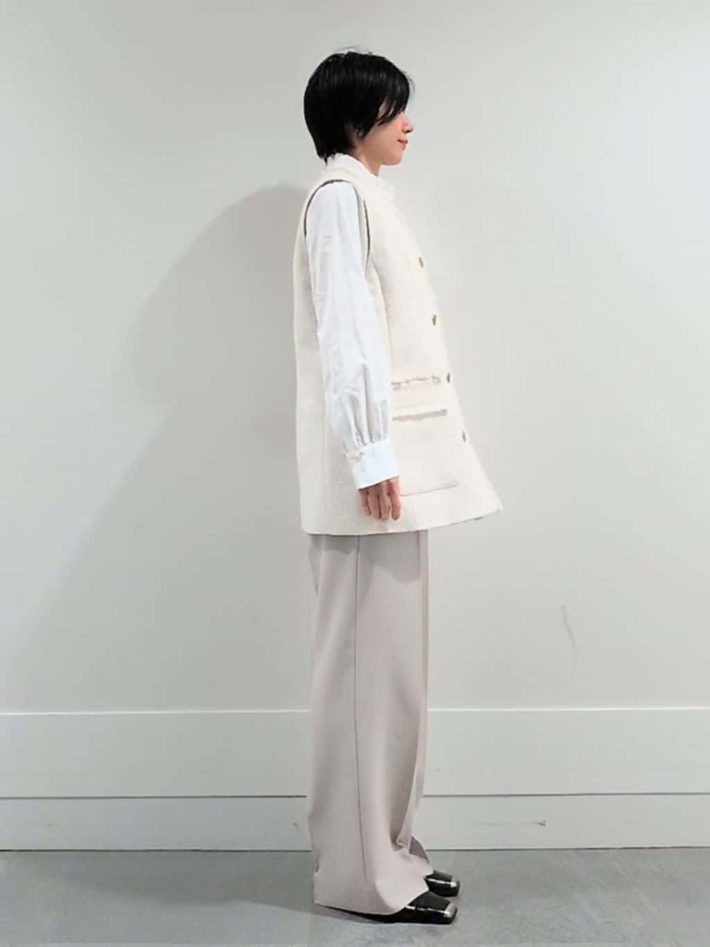 ミズタさんの「UNTITLED｜◆【コットン100/洗える】シャーリングフリルネックブラウス」を使ったコーディネート