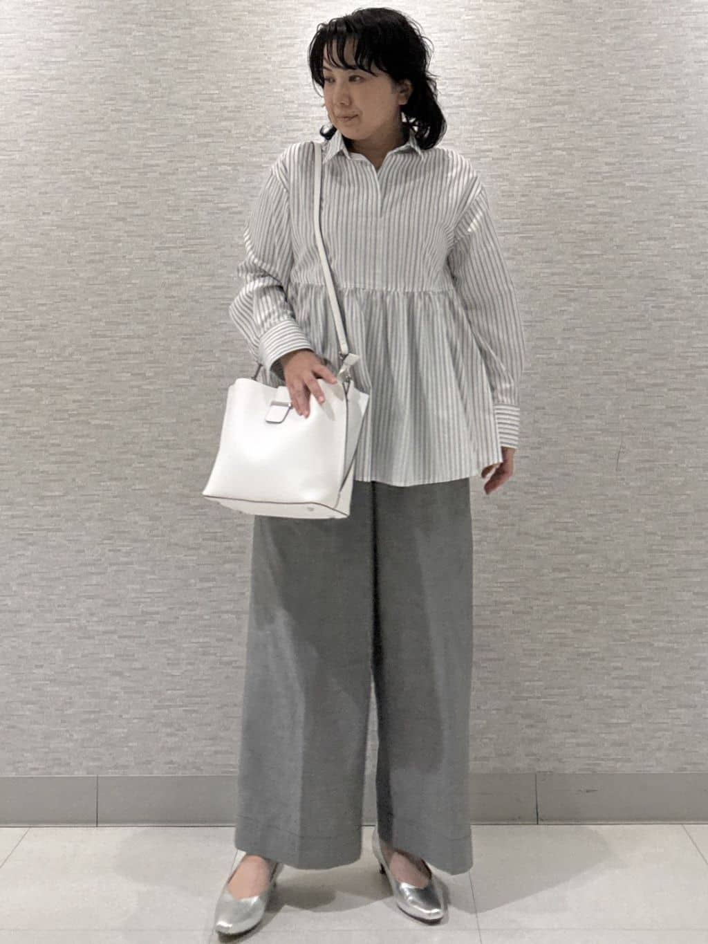 KOJIMAさんの「Reflect｜【レイヤードにおすすめ◎】ペプラムデザインシャツ」を使ったコーディネート