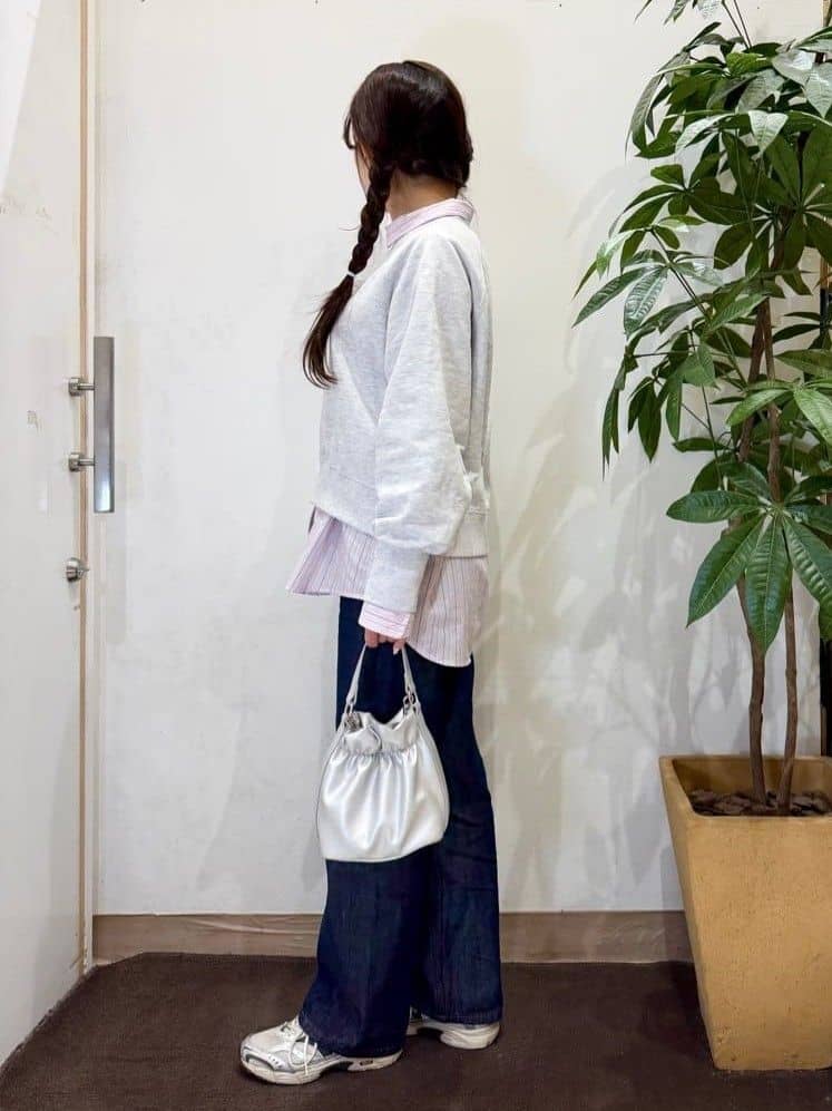 AYUMIさんの「SHOO･LA･RUE｜MIX調 シンプルラグランスウェット」を使ったコーディネート