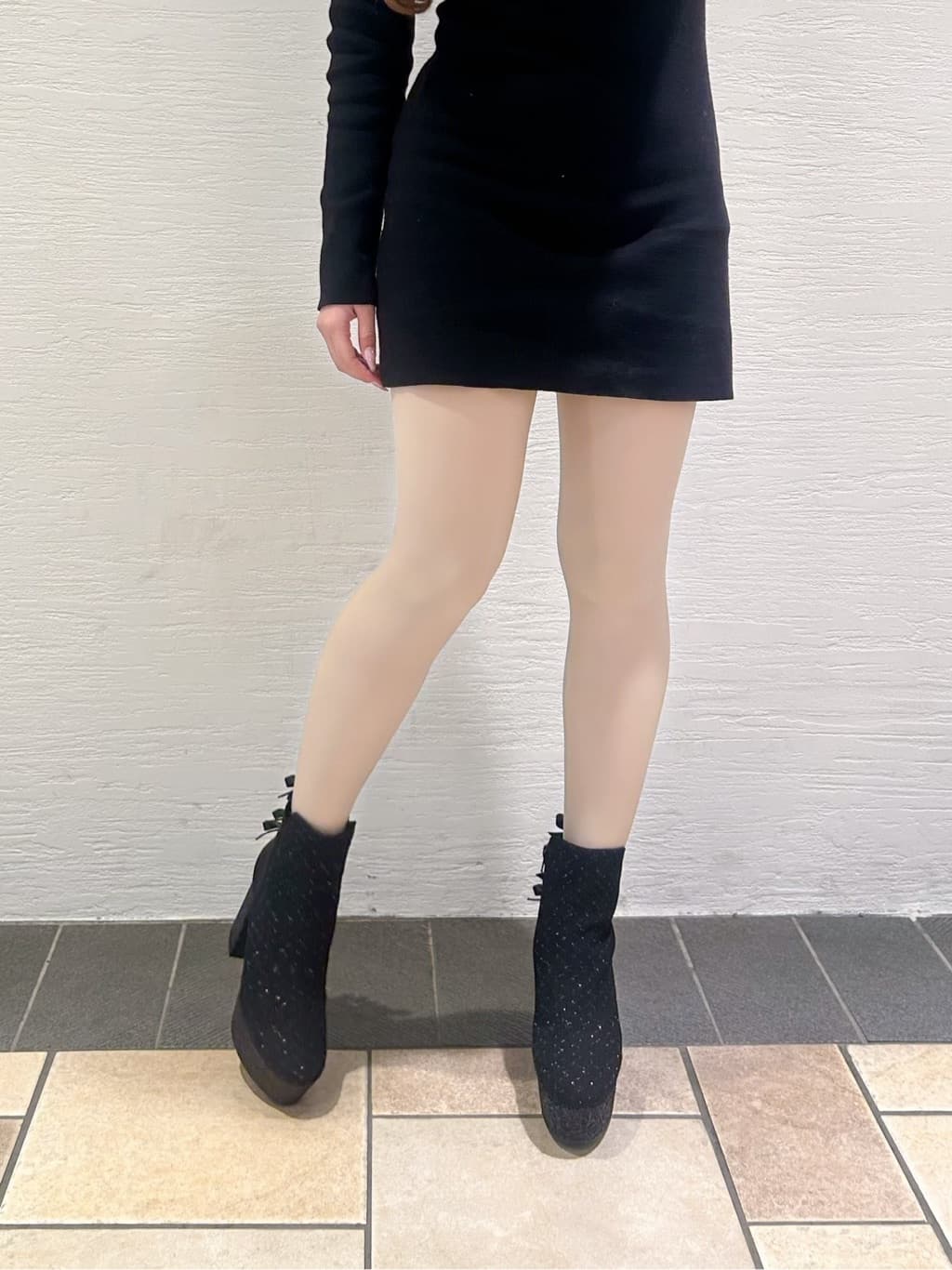 ゆうりさんの「ESPERANZA｜【ラク盛り/ショートブーツ】リピーター続出／脚長美脚 バックリボングリッターヒールショートブーツ」を使ったコーディネート
