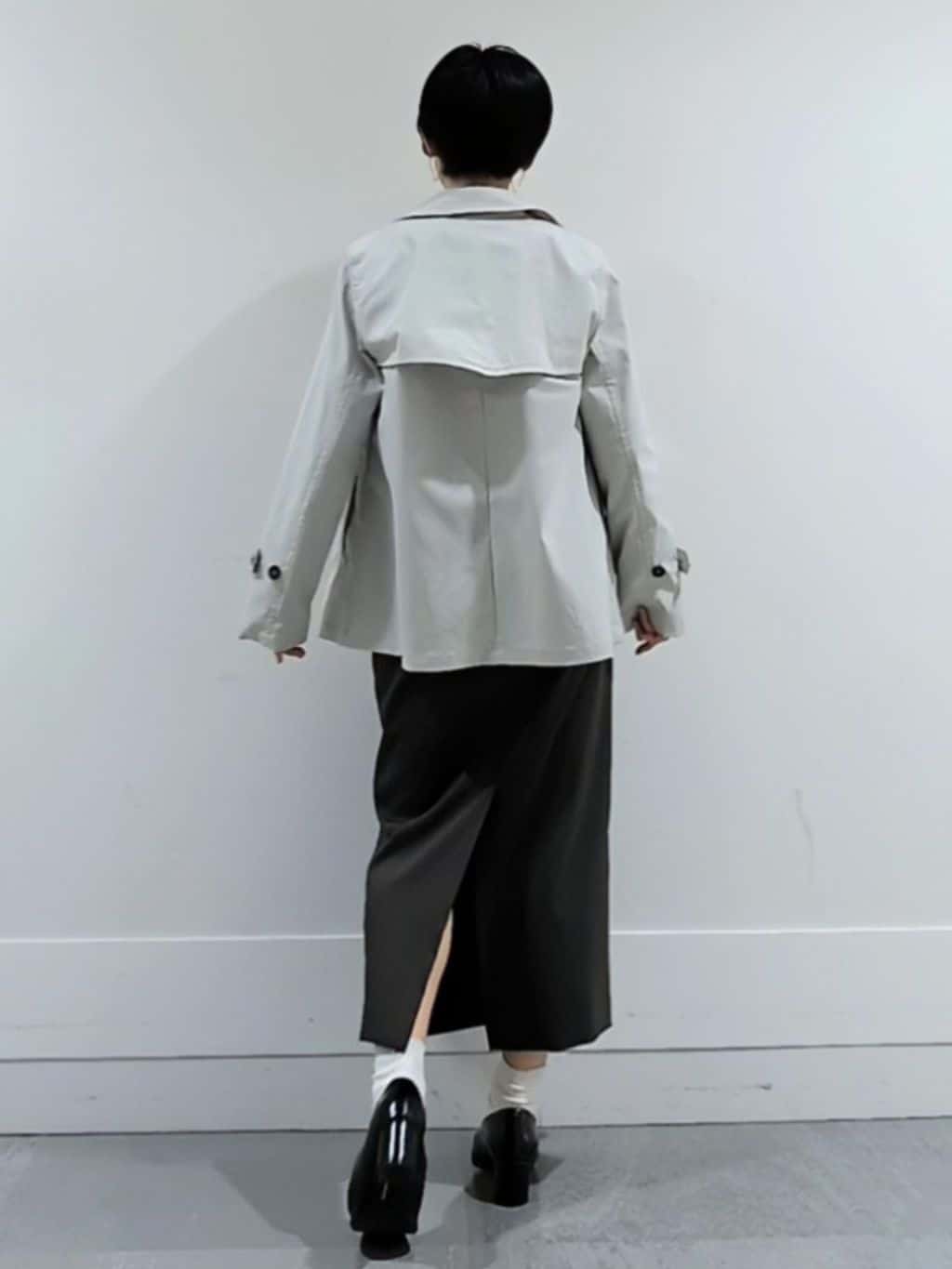 ミズタさんの「UNTITLED｜【定番人気/はっ水/洗える】タスランショートトレンチコート」を使ったコーディネート