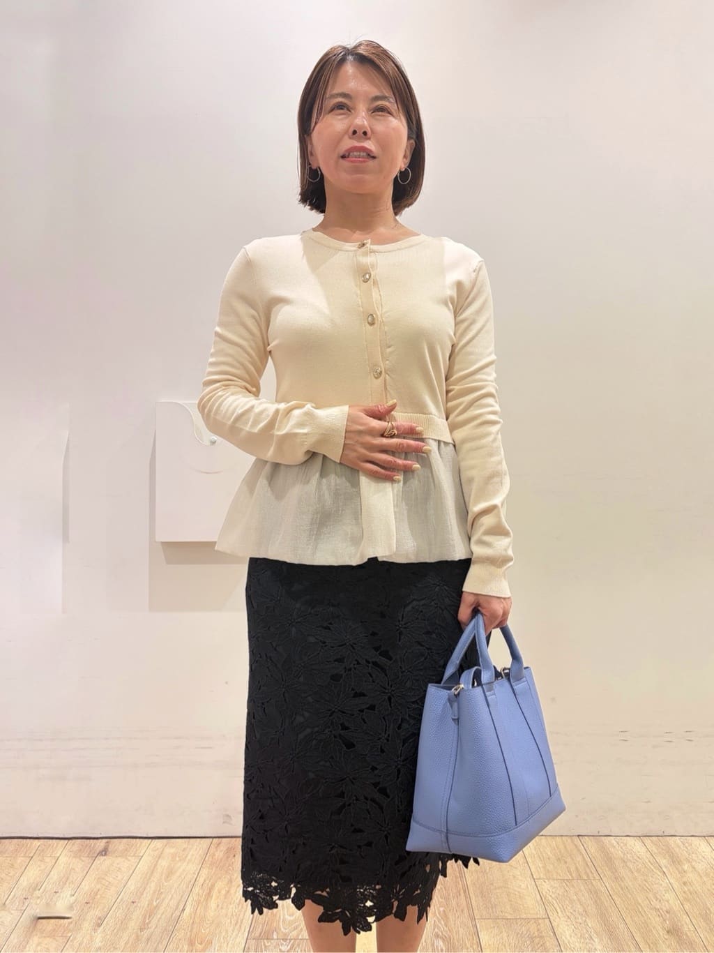 YUKOさんの「index｜ペプラムレイヤード多釦カーディガン【洗濯機OK】」を使ったコーディネート