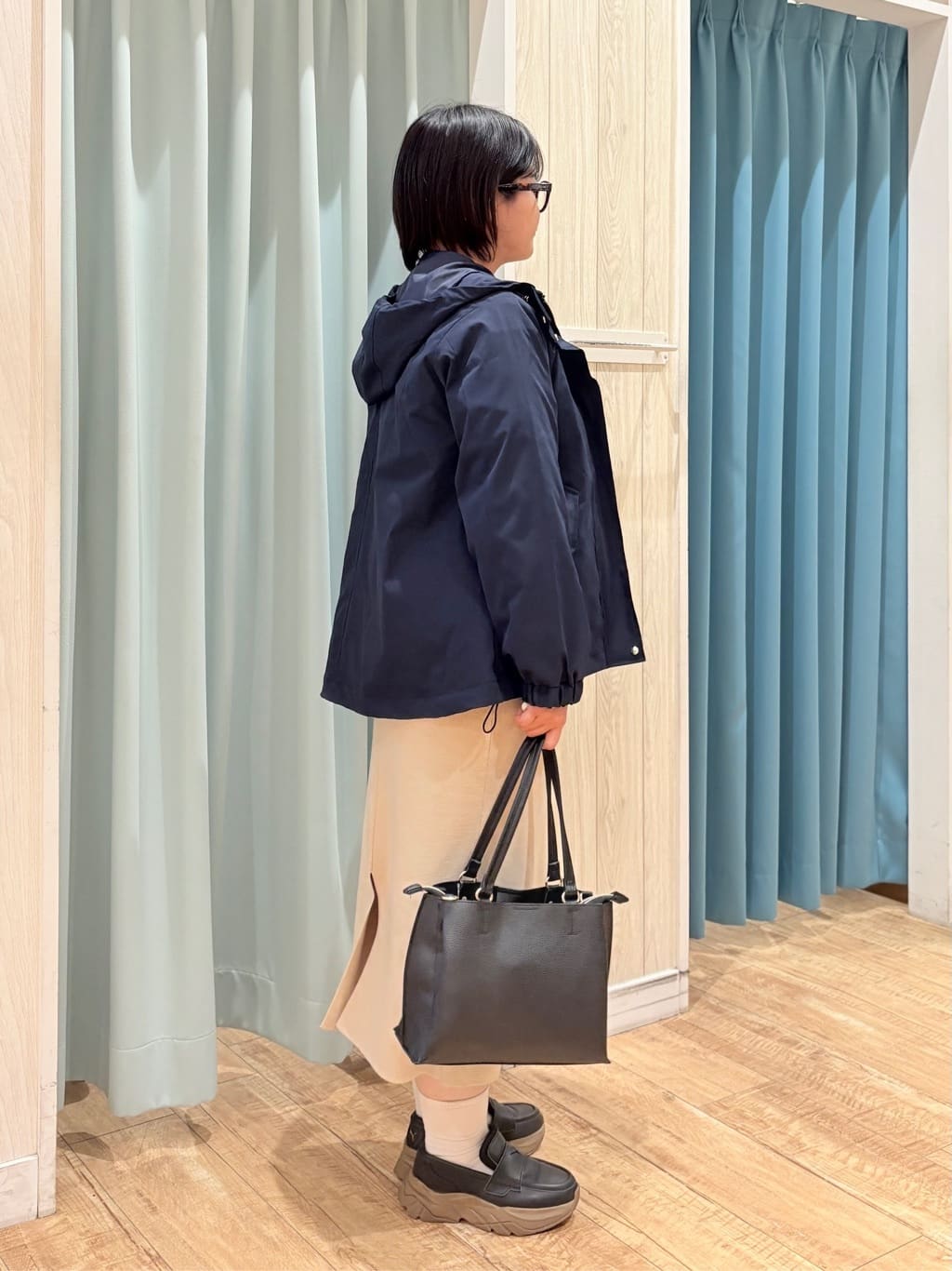 砂糖さんの「SHOO･LA･RUE｜【洗濯機可】ほんのり甘い アシンメトリーフリルの上品トップス」を使ったコーディネート