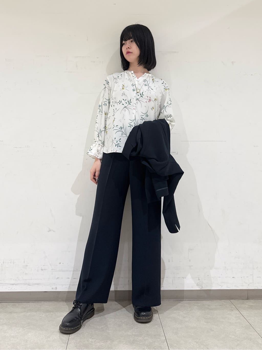 rinaさんの「INDIVI｜【SETUP可能】モダンフラワー柄キャンディスリーブブラウス」を使ったコーディネート