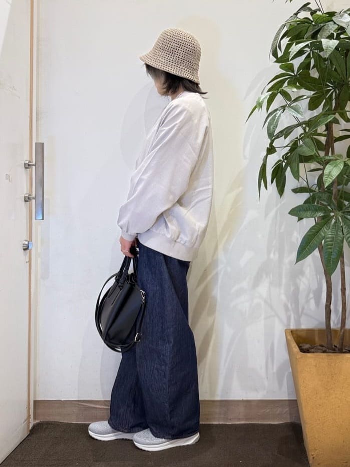 misakiさんの「SHOO･LA･RUE｜【SHOO・LA・RUE DENIM/高レビュー】ゆるっと決まる こなれカーブデニムパンツ」を使ったコーディネート