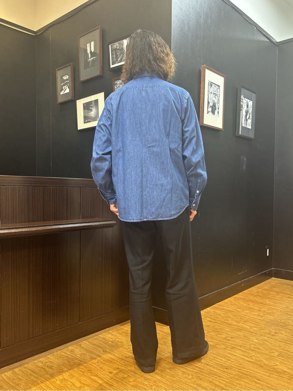 おーのさんの「TAKEO KIKUCHI｜【BOWLER HAT LABEL】Tエンブレム デニムシャツ」を使ったコーディネート
