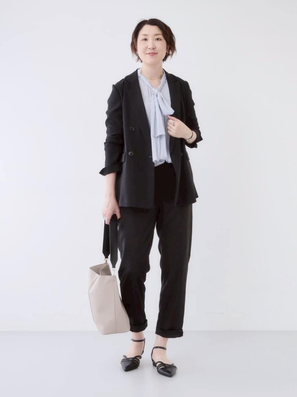 yuriさんの「INDIVI｜【洗える／シャーリング素材】ボリューム袖エアリーブラウス」を使ったコーディネート