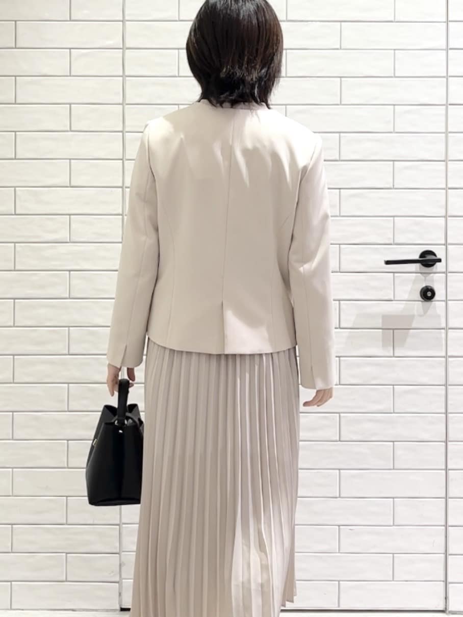 しおりさんの「OPAQUE.CLIP｜《通勤／セットアップ対応》 パイピングVネックジャケット【洗濯機OK】」を使ったコーディネート
