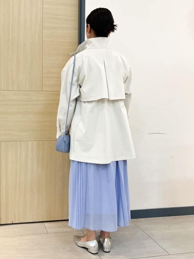 YOさんの「grove｜【撥水／シルエット2WAY】羽織るだけでサマになる、スタンドネックテントラインコート」を使ったコーディネート