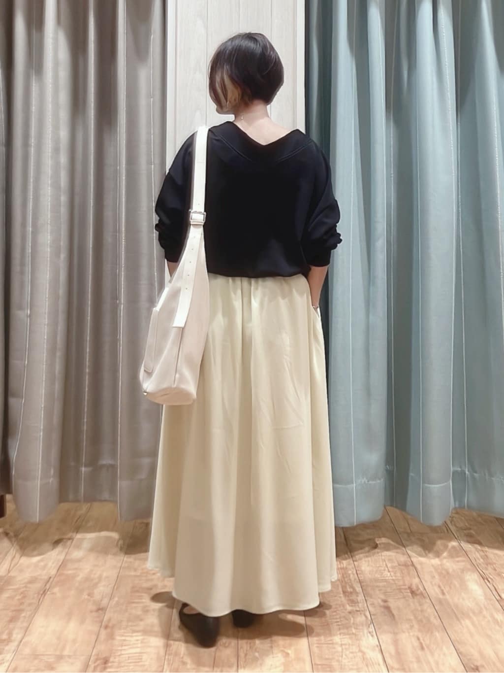 aaamiさんの「SHOO･LA･RUE｜【洗濯機可】インせずすっきり見え　優しい雰囲気のVネックトップス」を使ったコーディネート