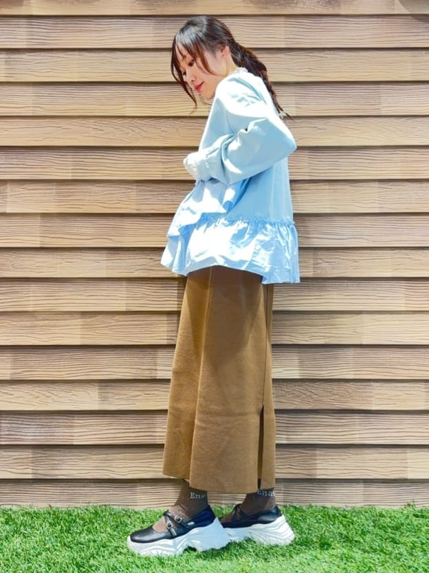 himiさんの「SHOO･LA･RUE｜【洗濯機可】ほんのり甘い アシンメトリーフリルの上品トップス」を使ったコーディネート