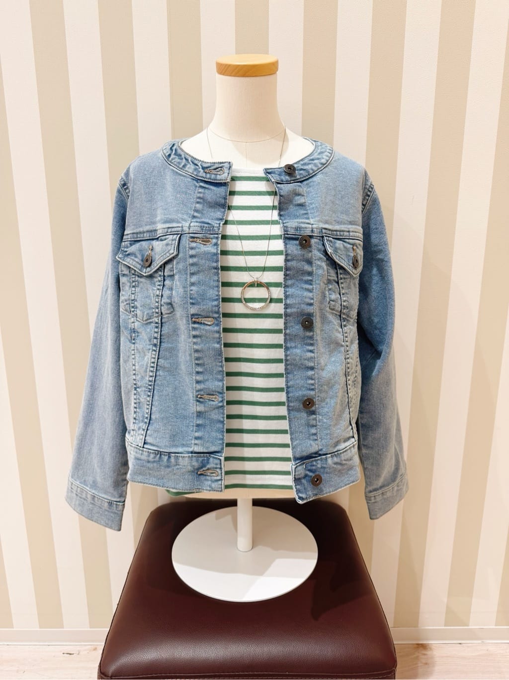 池子さんの「SHOO･LA･RUE｜【SHOO・LA・RUE DENIM/S-LL/高レビュー】大人のための ノーカラーデニムジャケット」を使ったコーディネート