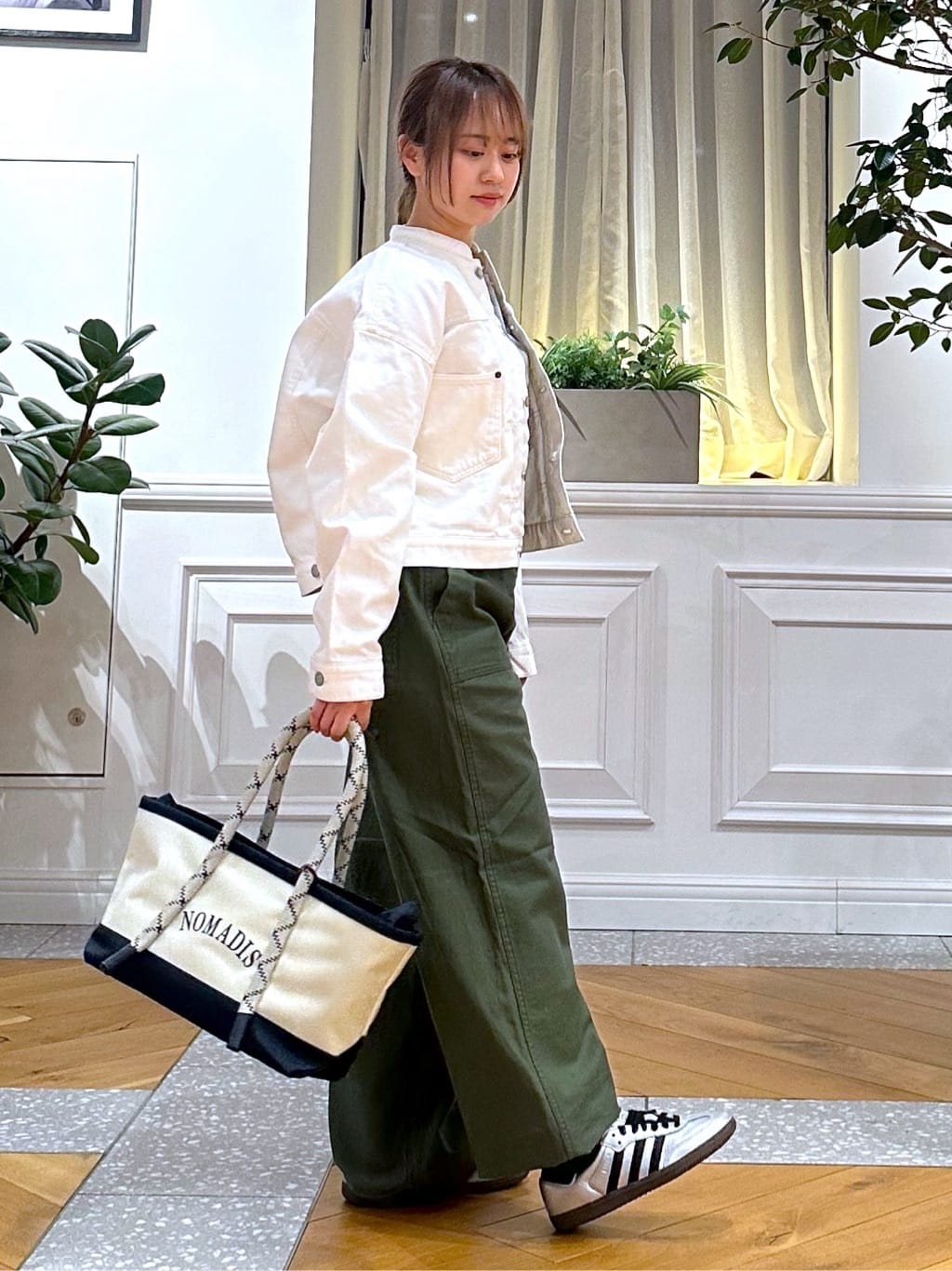 なべこさんの「DRESSTERIOR｜【ウォッシャブル】バンドカラー ホワイトＧジャン」を使ったコーディネート