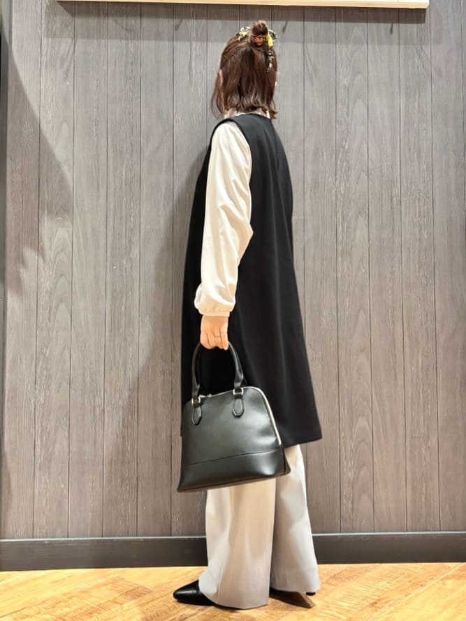 meiさんの「SHOO･LA･RUE｜【洗濯機可/セットアップ可/S-3L】きちんと楽に。カットジョーゼット ロングジレ」を使ったコーディネート