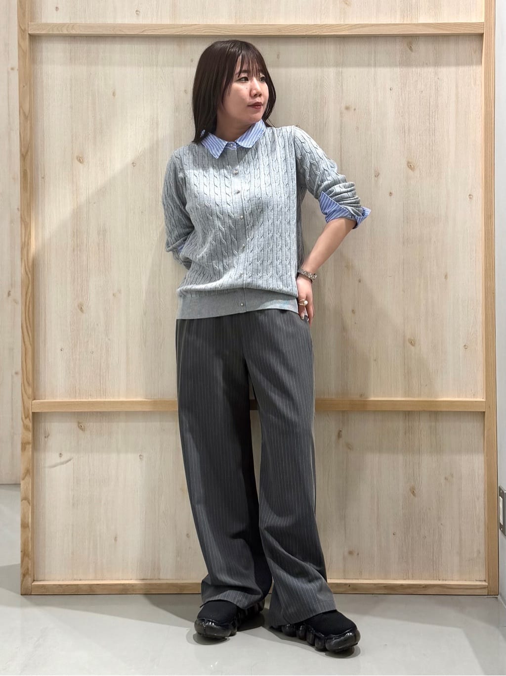 nanaさんの「THE SHOP TK｜【1枚でスタイル決まる】シャツレイヤード風 襟付ケーブルニット」を使ったコーディネート