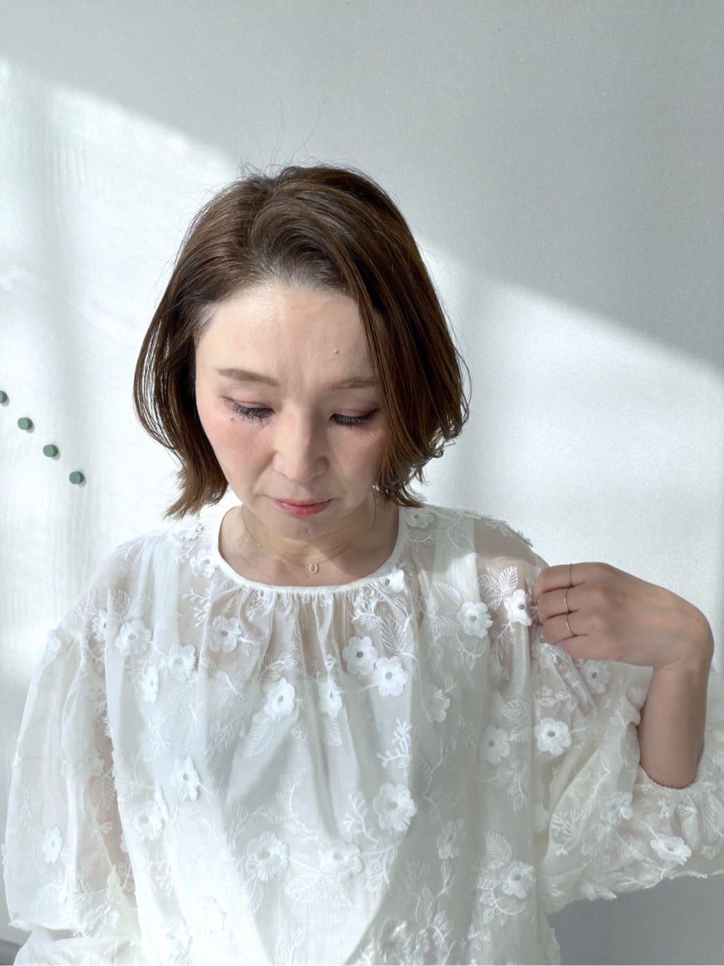 yoshikadoさんの「DRESSTERIOR｜【着映え/ウォッシャブル】フラワーエンブロイダリーボリュームブラウス」を使ったコーディネート
