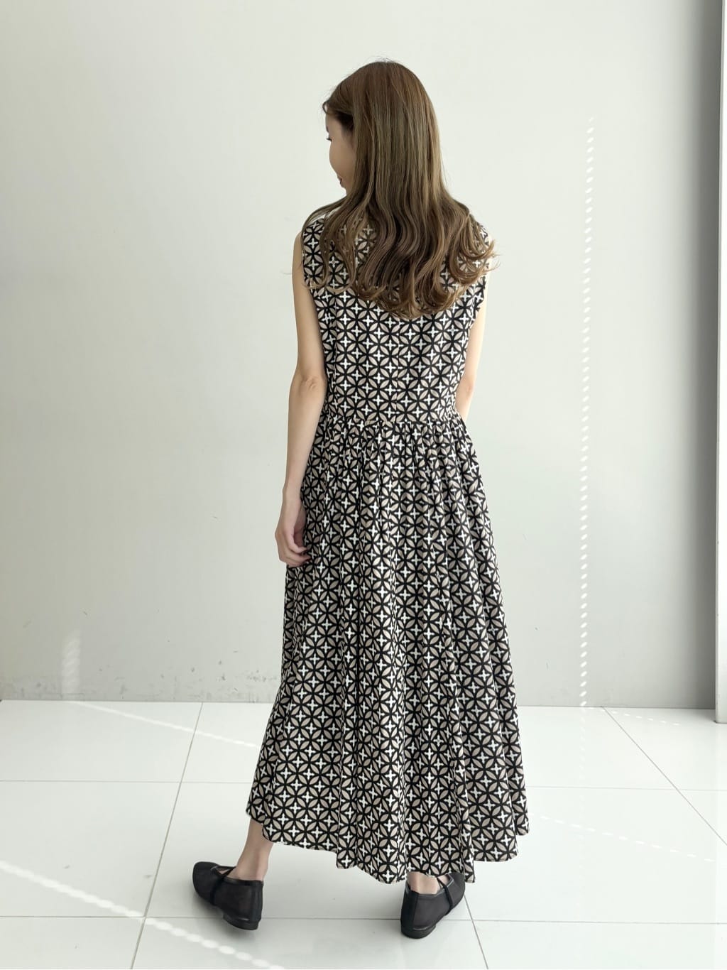 清水夏姫さんの「DRESSTERIOR｜【otonaMUSE5月号掲載/ウォッシャブル】オーバーラップサークル ノースリーブドレス」を使ったコーディネート