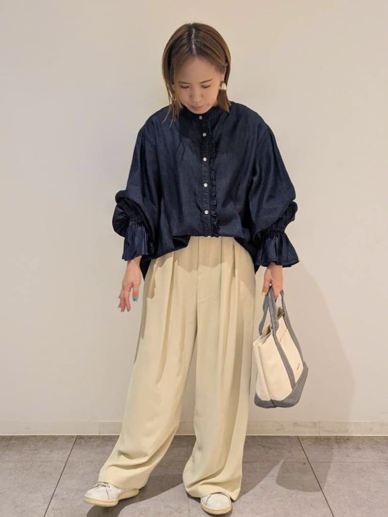 yosiさんの「OPAQUE.CLIP｜セルロース混デニムフリルブラウス【洗濯機OK】」を使ったコーディネート