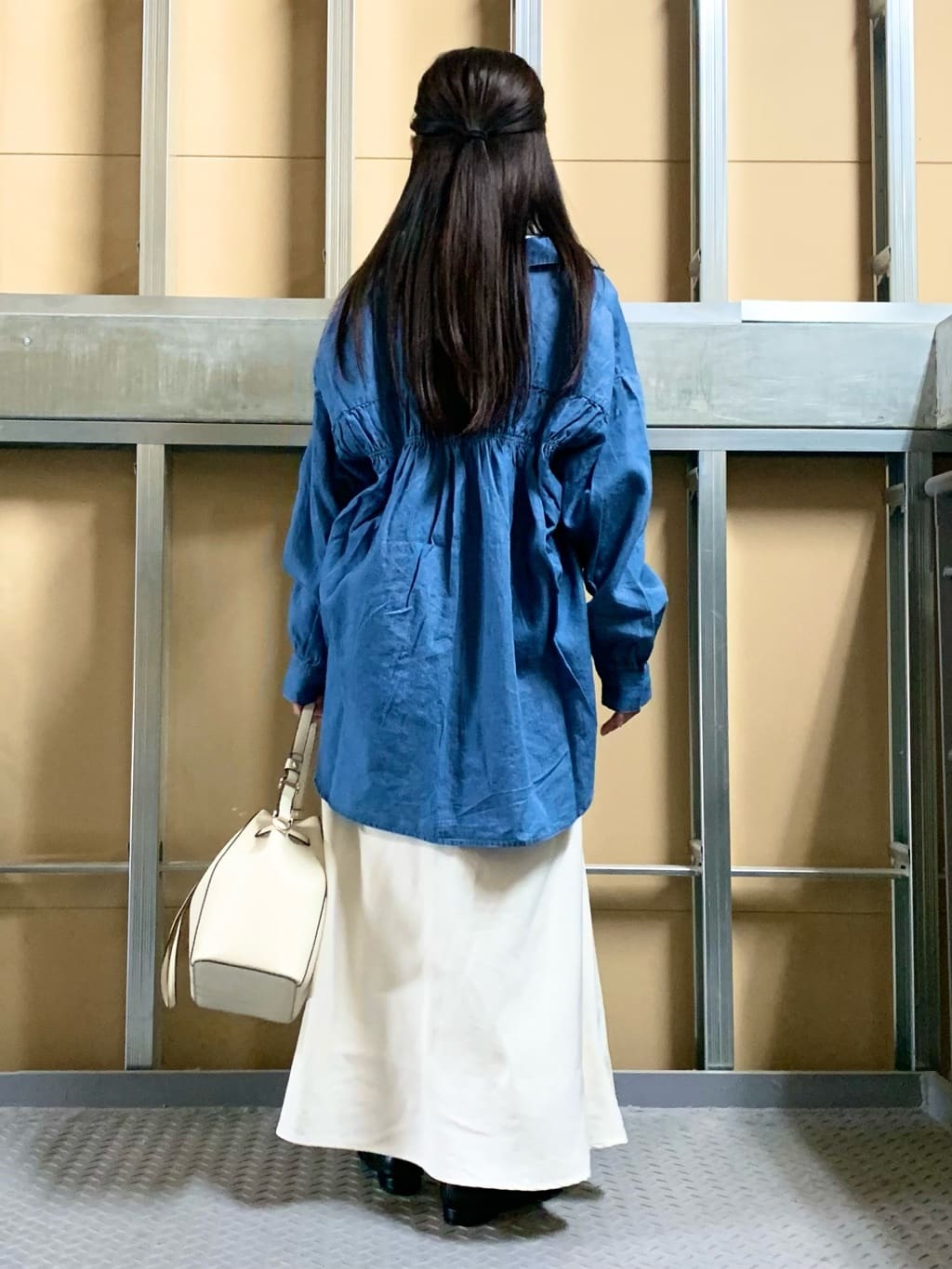sahoさんの「THE SHOP TK｜【後ろ姿もサマになる】バックシャーリングシャツ」を使ったコーディネート