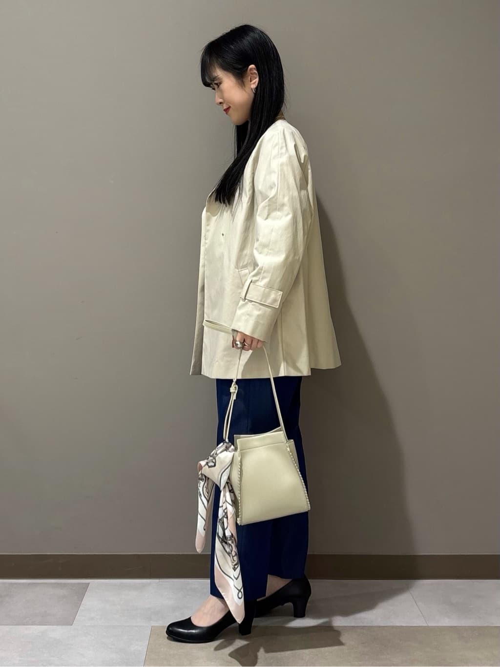 KEIKOさんの「INDIVI｜【撥水/軽量】ミドル丈 ミニマルトレンチコート」を使ったコーディネート