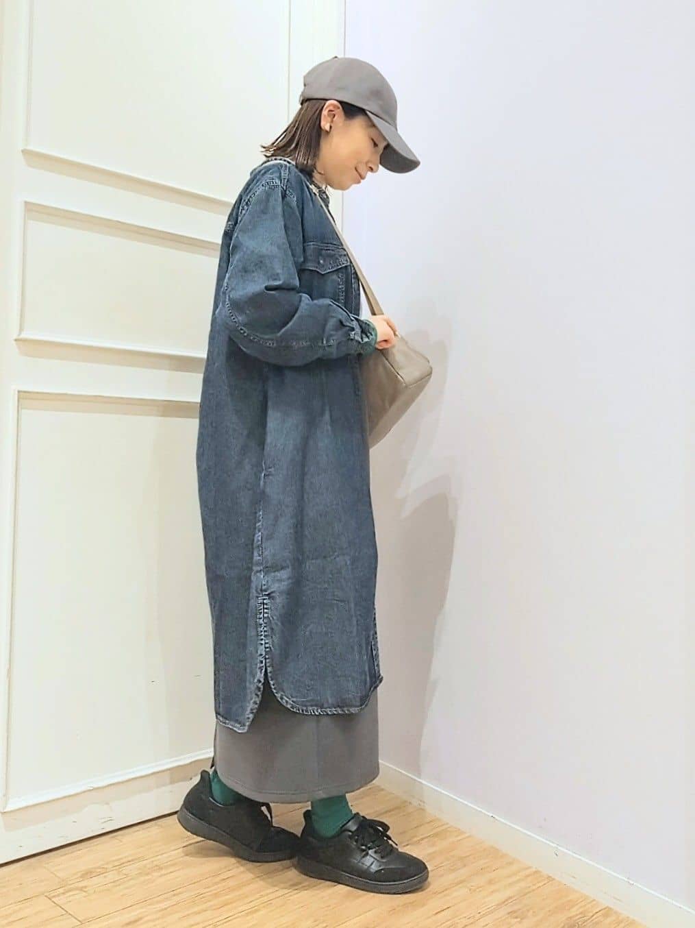 miomioさんの「SHOO･LA･RUE｜【ライトオンスデニム/S-LL/体型カバー】首元すっきり ワンピにもなるロングデニムシャツ」を使ったコーディネート