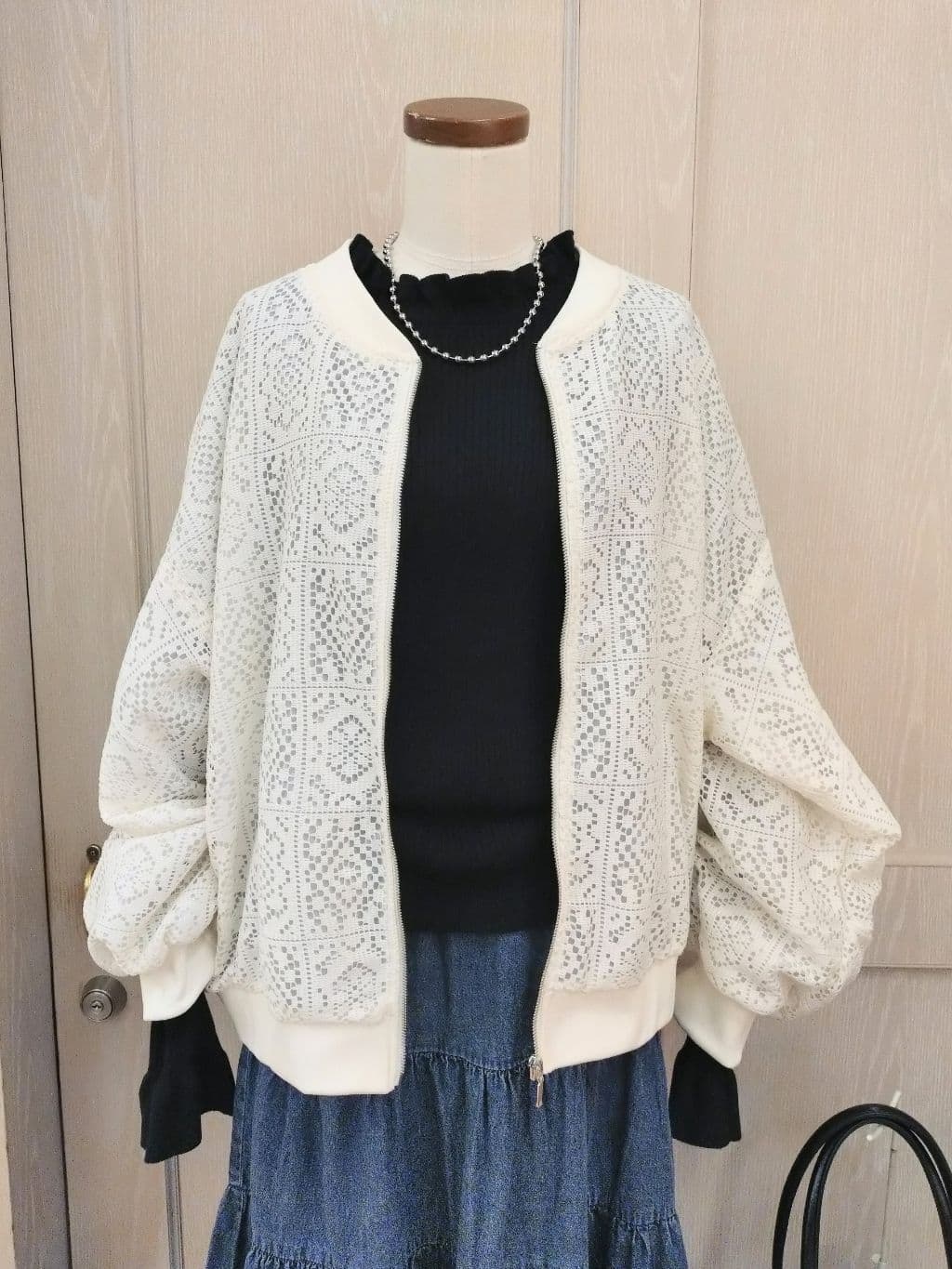 asaさんの「SHOO･LA･RUE｜ちょうどいい華やかさ　ふんわりレースブルゾン」を使ったコーディネート