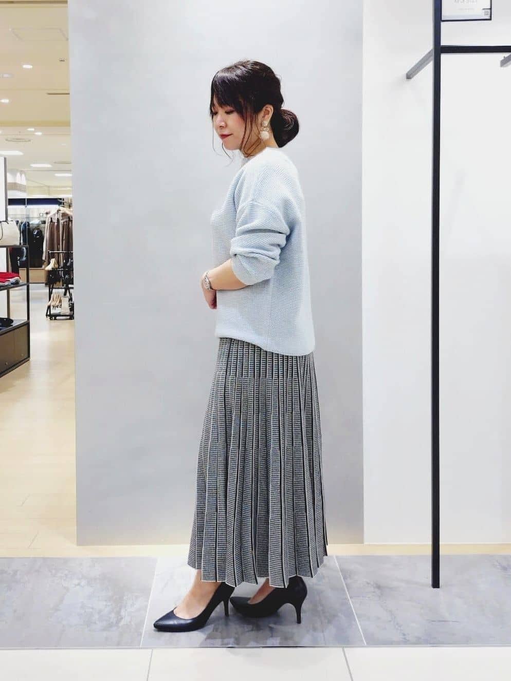 TOMOMIさんの「INDIVI｜【洗える／大人ラメ】カラーMIXボトルネックニット」を使ったコーディネート