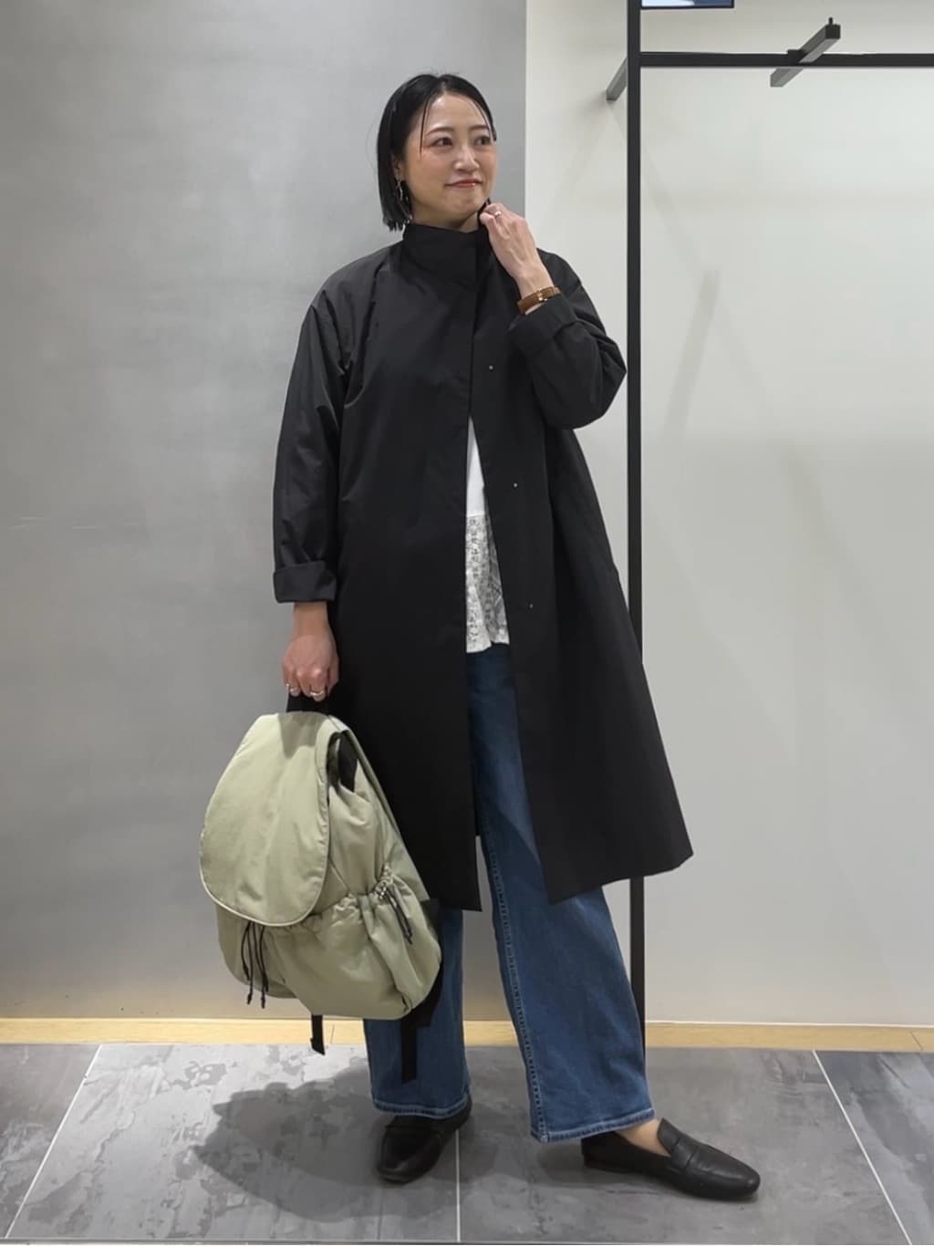 shihoさんの「INDIVI｜【撥水／軽量】ミニマル スタンドカラーコート」を使ったコーディネート